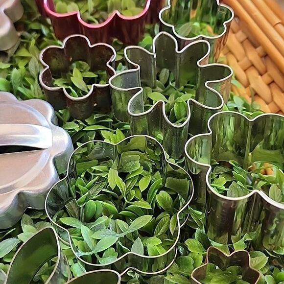 Set Of 14 Vintage To Modern Daisy/Flower Metal Cookie Cutters - Picture 8 of 9